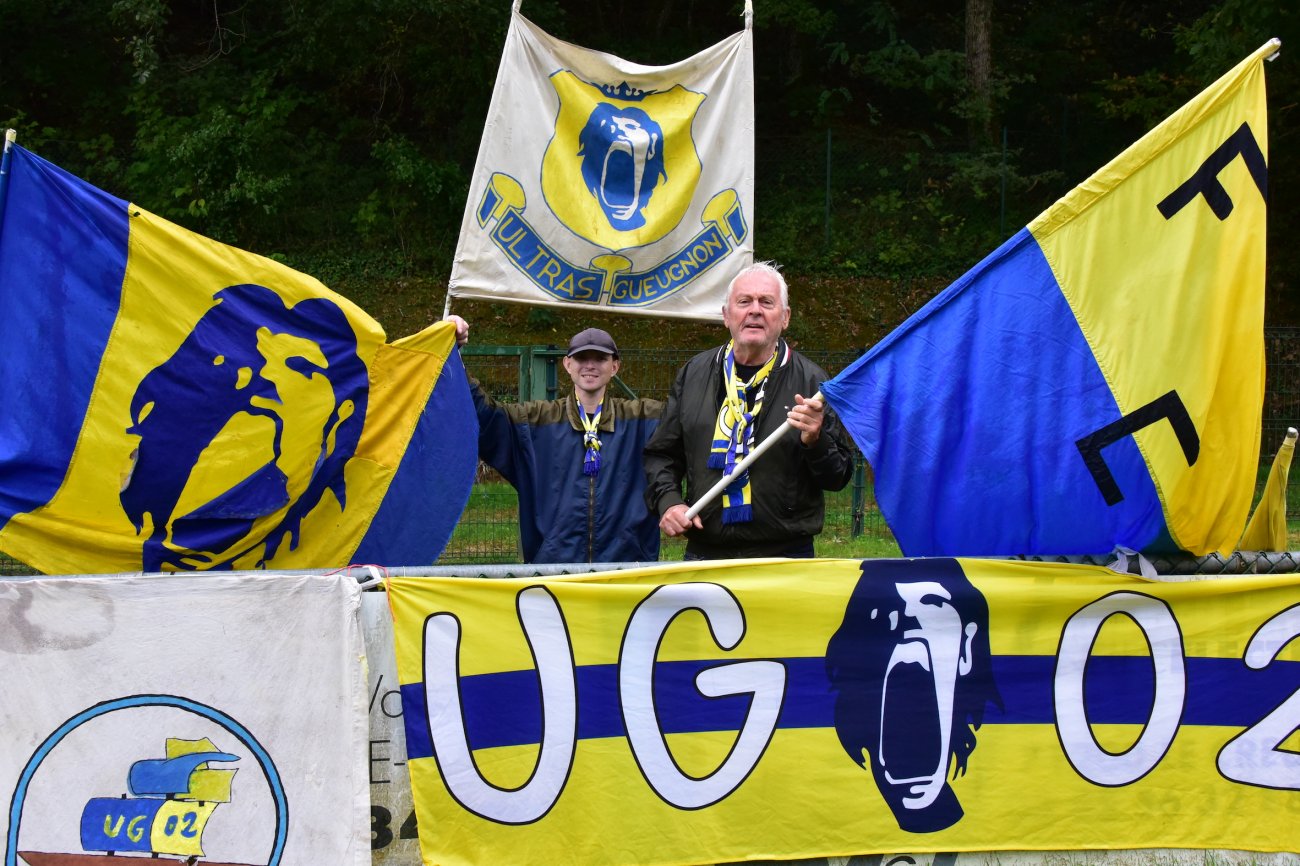 FANION FOOTBALL CLUB FC GUEUGNON 71 PENNANT WINPEL SOCCER port à prix coûtant